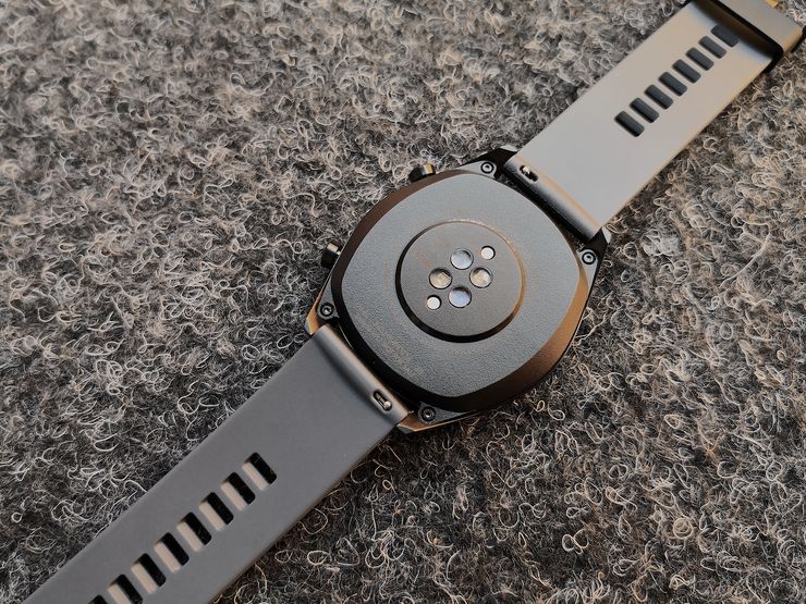 Huawei Watch GT:n ranneke on haluttaessa vaihdettavissa. Kello ladataan magneettisesti kiinnittyvällä latausjohdolla.