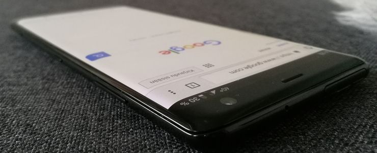 Xperia XZ3:n näytön kaarevat reunukset mahdollistavat sivutunnistusteknologian käytön.