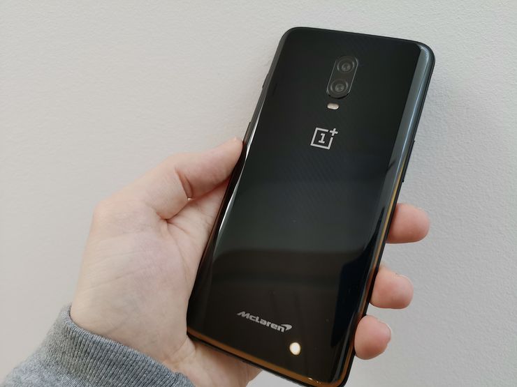 OnePlus 6T McLarenin lasipinnan alta löytyvä hiilikuitukuvioviimeistely on erittäin hillitty. Kauempaa puhelin näyttää vain mustalta.