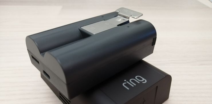 Älyovikellon akku ladataan microUSB-liitännän avulla.