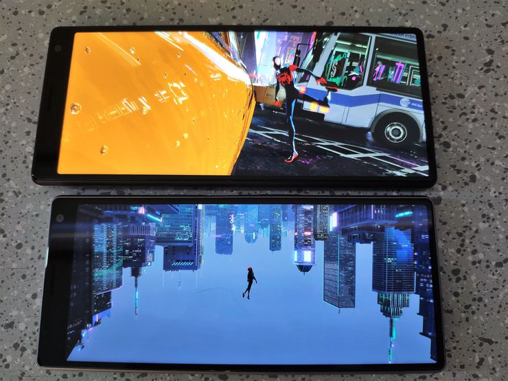 Sonyn mukaan 21:9-kuvasuhde tarjoaa paremman elokuvakokemuksen. Kuvassa keskiluokan Xperia 10 -älypuhelinuutuudet samalla 21:9-kuvasuhteella.