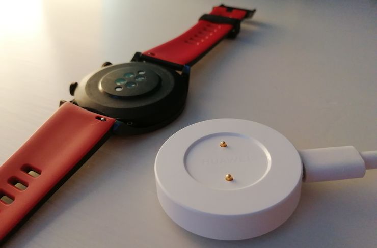 Honor Watch Magicin mukana toimitetaan helppokäyttöinen latausalusta kaapeleineen.
