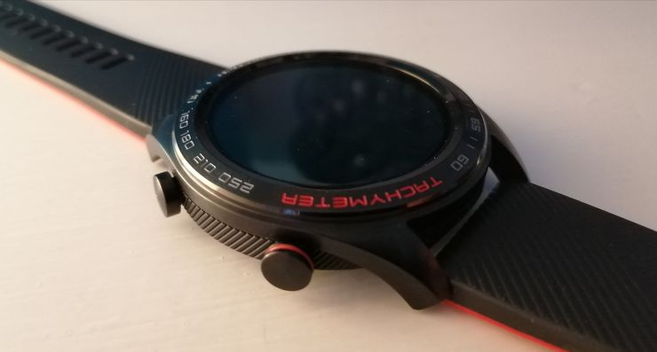 Honor Watch Magicissa on kaksi painiketta. Näyttöä ympäröi takometri.