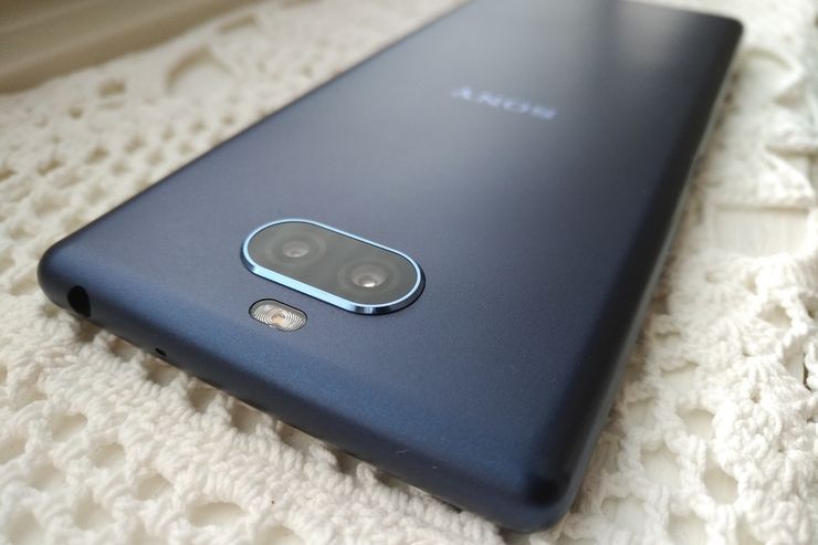 Xperia 10:n takakuorta koristaa kaksoiskamera LED-kuvausvalolla.