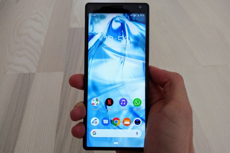 Xperia 10 istuu käteen kuin nakutettu.