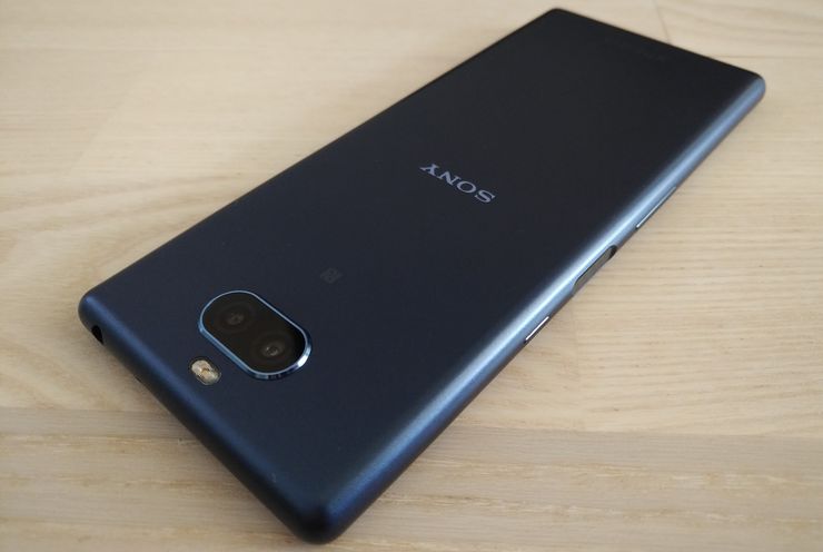 Xperia 10 on ulkoisesti pelkistetty.