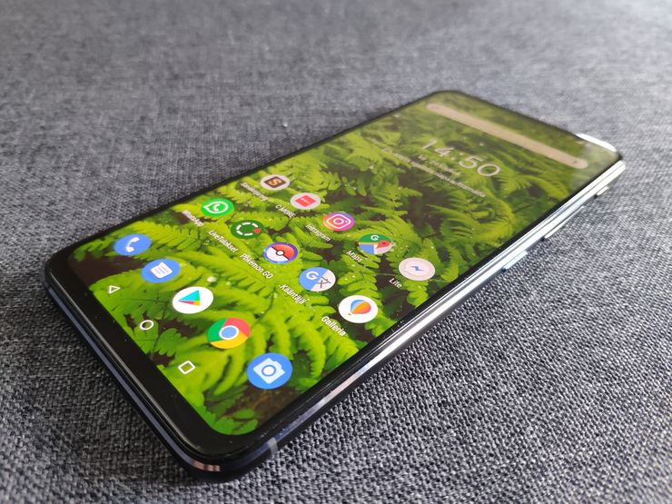 ZenFone 6:ssa on 6,4-tuumainen LCD-näyttö.