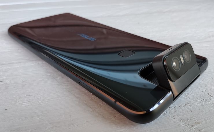 Asus Zenfone 6:n erikoisuus on sen kääntyvä takakamera.