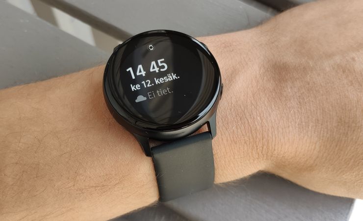 Galaxy Watch Active tuntuu kädessä kevyeltä – sitä on ilo käyttää kaikkina vuorokaudenaikoina.