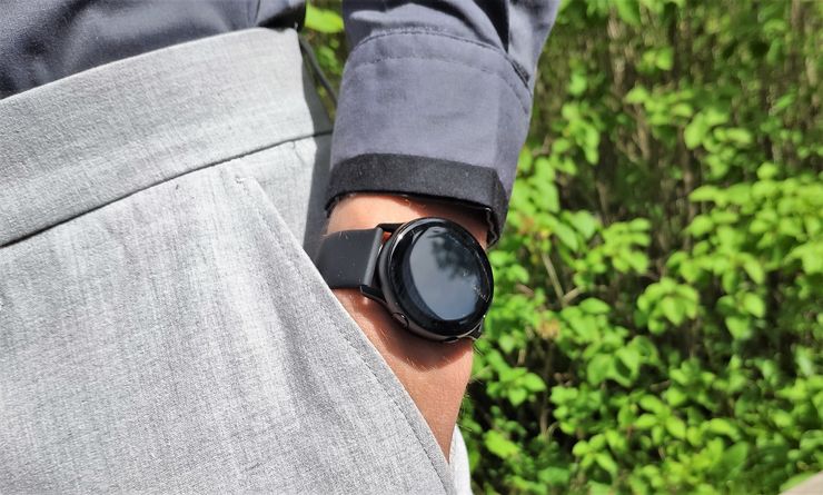 Sporttinen Galaxy Watch Active sopii pelkistetyn tyylinsä ansiosta kaikenlaiseen ajanviettoon.