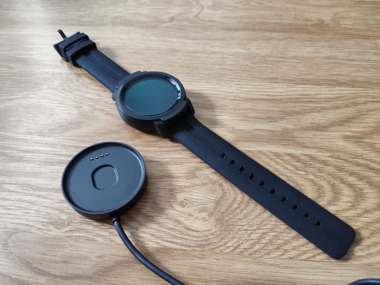 TicWatch E2:n latausalusta on erinomainen. Kello itsessään on pelkistetty.