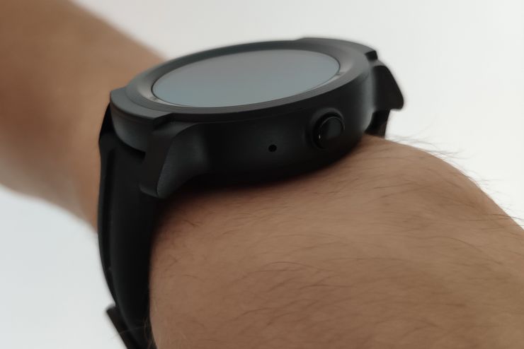 TicWatch E2:n ainut painike sijaitsee kellotaulun oikealla laidalla.
