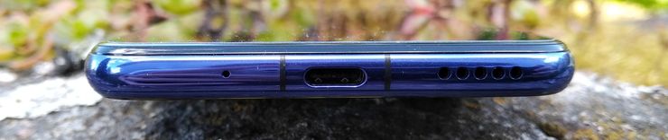 Alhaalla on USB-C-liitäntä, mikrofoni ja kaiutin. Kuulokeliitäntää ei enää ole.