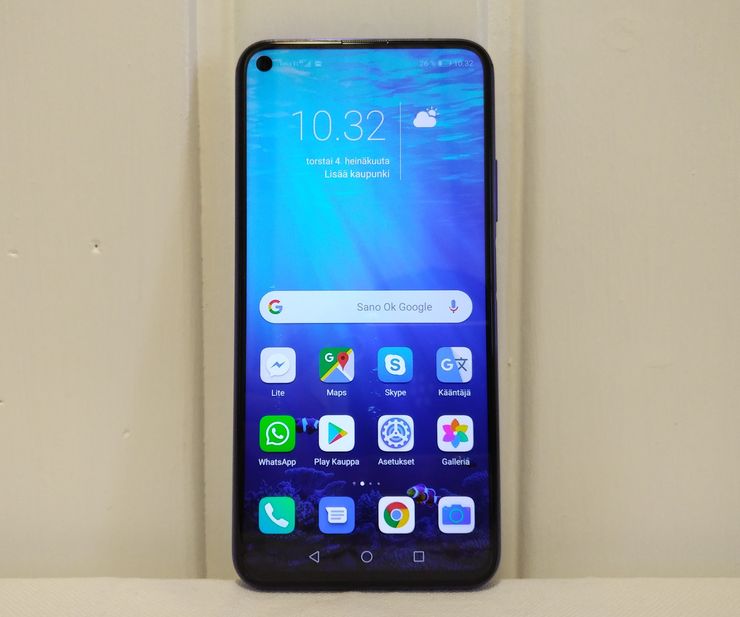 Honor 20:n näytössä on reikä 32 megapikselin etukameraa varten.
