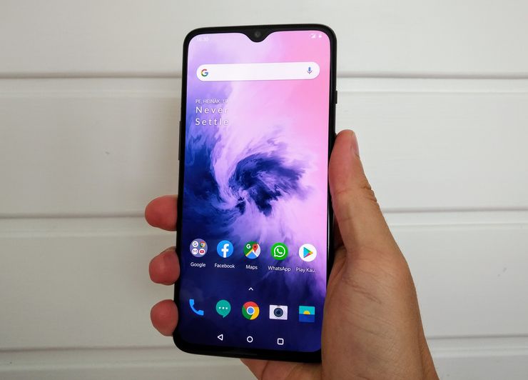 OnePlus 7 on pyöreäkulmainen ja mukava käyttää. Lasisena se on kuitenkin melko liukas.