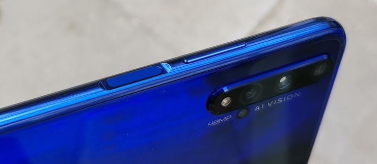Honor 20:ssä on kolmikon paras sormenjälkilukija.