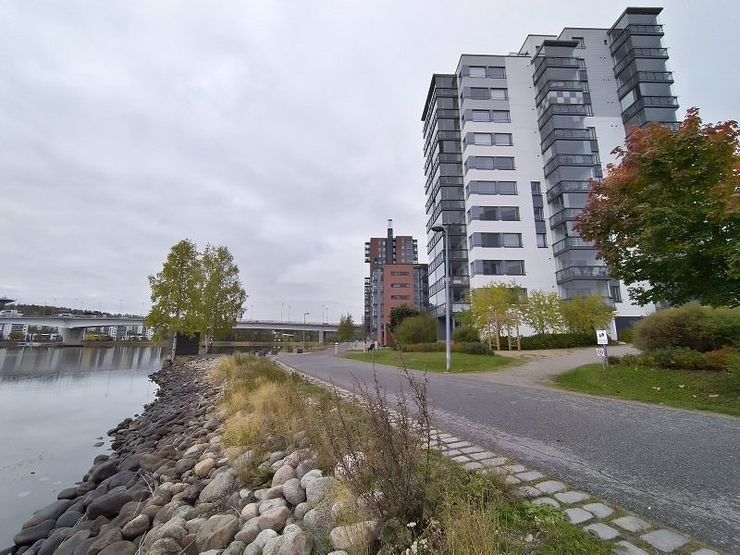 Ultralaajakulmakamera. Värit ovat haaleampia.