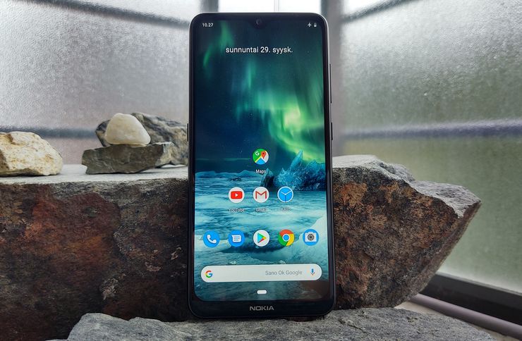Etukamera sijaitsee Nokia 7.2:n pehmeästi muotoillussa näyttölovessa.