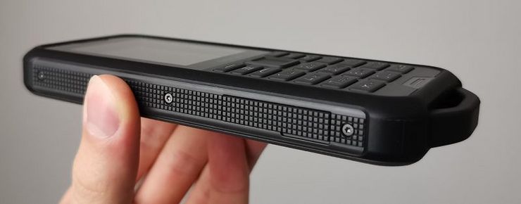 Nokia 800 Tough on varsin paksu, mutta yllättävän keveä.