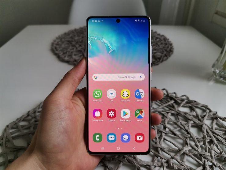 Samsung Galaxy S10 Lite tuntuu kädessä jopa yllättävän kevyeltä.