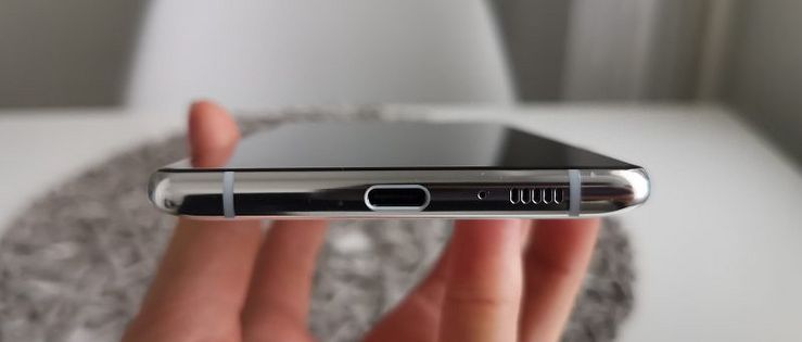 Alhaalla on USB-C-liitäntä ja yksinäinen kaiutin.