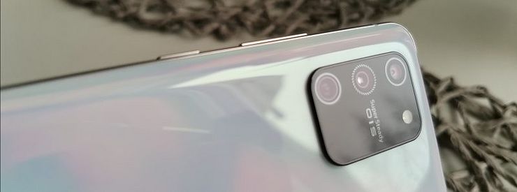 Oikealla laidalla ovat äänenvoimakkuuspainike ja Bixby-avustajan aktivoiva virtapainike.