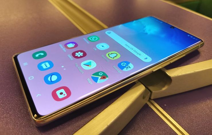 Näyttö on tuttuja Samsung-vahvuuksia, myös Galaxy S10 Litessä.