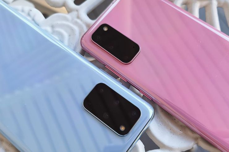 Galaxy S20 -malleista on saatavilla myös pirteitä värejä. Laatutuntuma on erinomainen.
