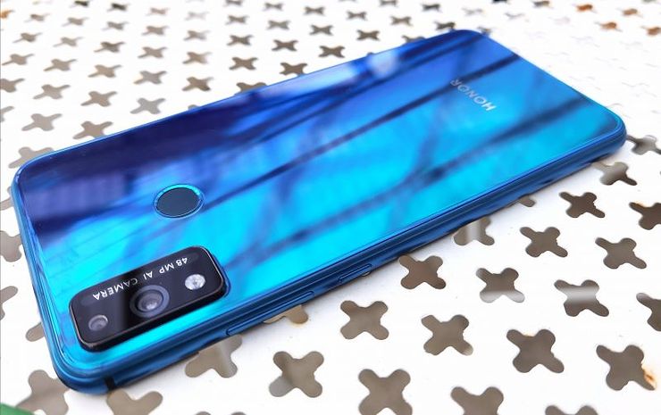 Useimmissa olosuhteissa Honor 9X Liten väri lähentelee sinistä.