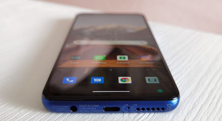 Alareunassa ovat USB-C-liitäntä, 3,5 millimetrin kuulokeliitäntä ja yksinäinen kaiutin.