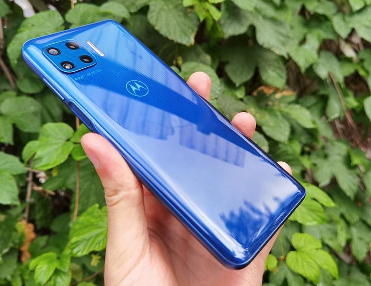 Moto G 5G Plus on rakenteeltaan muovinen.