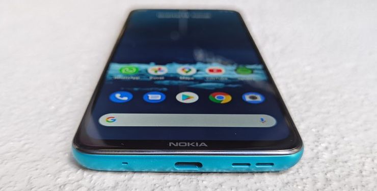 Alhaalla ovat USB-C-liitäntä ja ainut kaiutin. Näytön alareunusta koristaa myös ikoninen Nokia-logo.