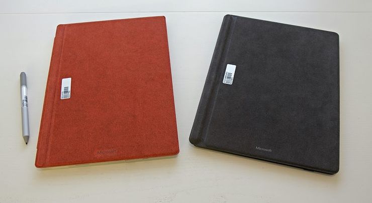 Vasemmalla Surface Pro 7, oikealla Surface Pro X, molemmilla yllään miellyttävää alcantaraa.