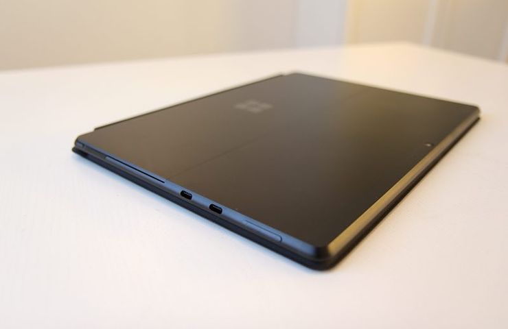 Kaksi USB-C:tä, ei yhtään USB-A:ta. Ei myöskään kuulokeliitäntää, mutta sitä varten voi tietysti ostaa adapterin.