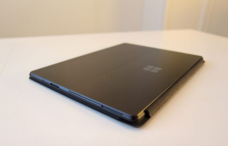Ohut Surface Connector -liitäntä tarjoaa lataus- ja telakointimahdollisuudet, mutta niin tarjoavat myös toisen päädyn USB-C:t.