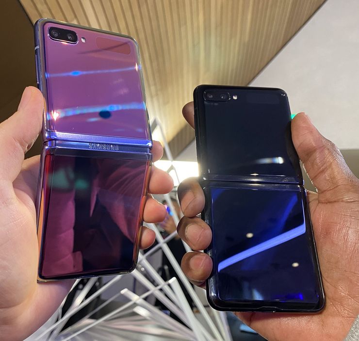 Galaxy Z Flipin kaksi värivaihtoehtoa Suomessa.