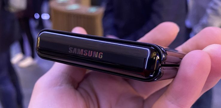 Galaxy Z Flipin Hideaway Hinge -nimeä kantava sarana.