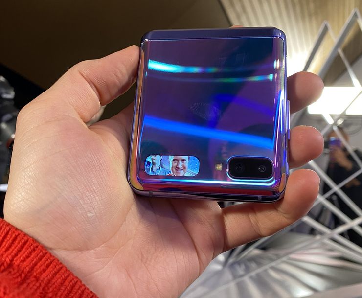 Galaxy Z Flipin kansinäyttöä voi hyödyntää selfie-kuviin kannen kameralla.