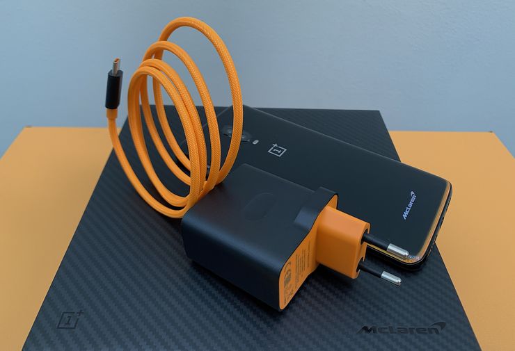 Warp Charge 30 -laturi ja -kaapeli kantavat oranssia väriä.