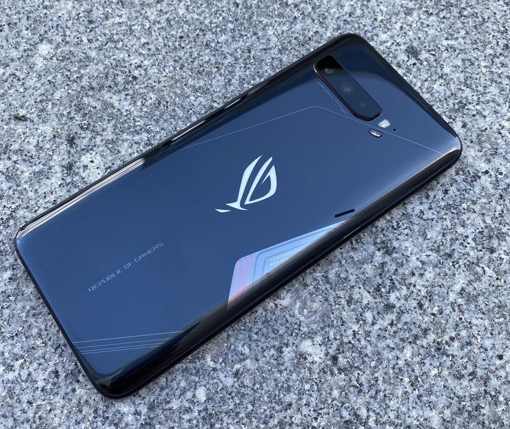 ROG Phone 3:n muotoilu on lopulta hillittyä. Näyttävää ulkonäköä on haettu takalasipinnan kuvioinnilla ja valaistuksella.