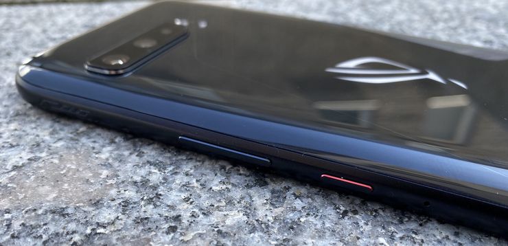 ROG Phone 3 on erityisesti pelaamiseen suunniteltu.