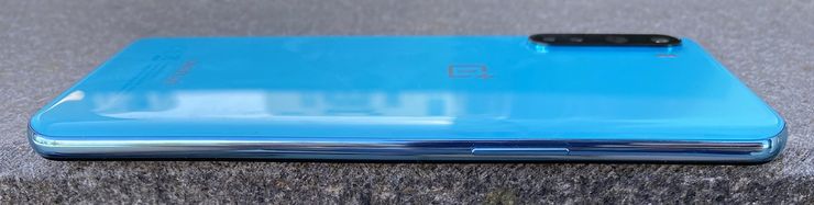 OnePlus Nordin kylkiä kiertävä kehys on muovia.