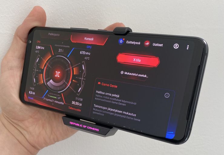 ROG Phone 3:ssa on erillinen X-tila, joka pitää suorituskyvyn jatkuvasti huipputasolla. Kuvassa puhelimessa on kiinni myös AeroActive Cooler 3 -lisäosa, joka puhelimen etupuolelle näkyy myös valaistuna Republic of Gamers -merkintänä.