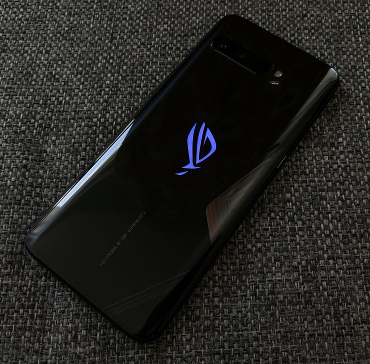 ROG Phone 3:n takapinnassa on ROG-logo, jossa on RGB LED -valot. Valaistusta voi säätää jatkuvasti päällä olevaksi, ”hengittäväksi” tai välkkyväksi kuin myös väreiltään vapaasti. Jatkuvan valaistuksen ohella valon voi kytkeä esimerkiksi ilmoituksiin.