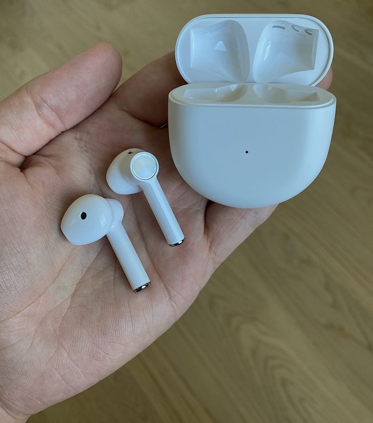 OnePlus Buds -kuulokkeiden latauskotelo on viimeistelty miellyttävästi mattapintaiseksi.