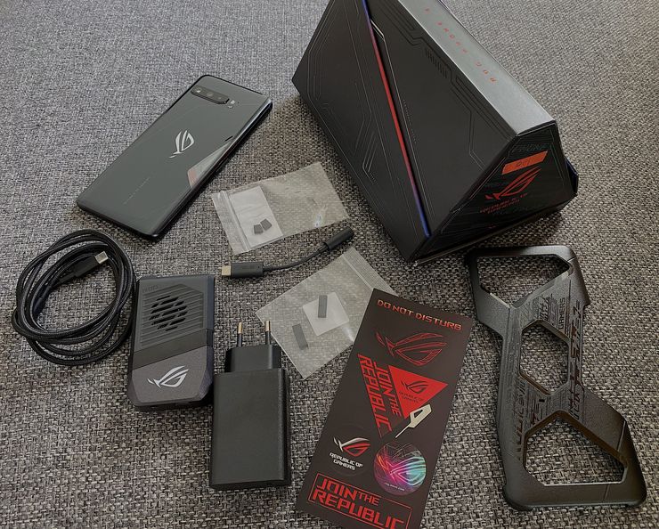 ROG Phone 3:n kookkaassa myyntipakkauksessa toimitetaan mukana 30 watin laturi, punotulla pinnalla varustettu USB-C-kaapeli, kuulokeadapteri, suojakuori, AeroActive Cooler 3 -tuuletinlisäosa, tarroja sekä lisäkumisuojia kyljen liitäntään.