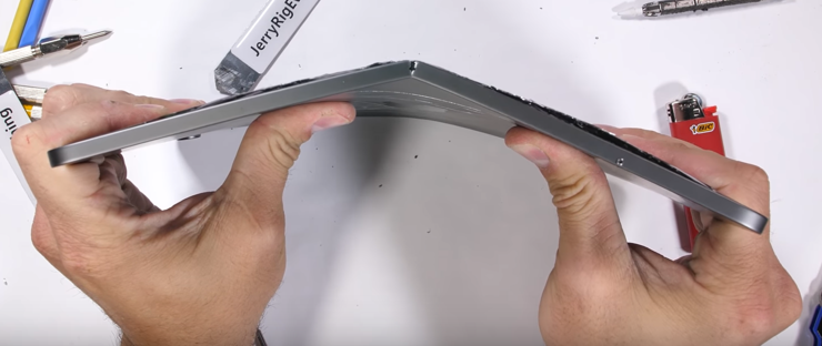 Uusi iPad Pro ei erityisemmin nauttinut taivutustestistä.