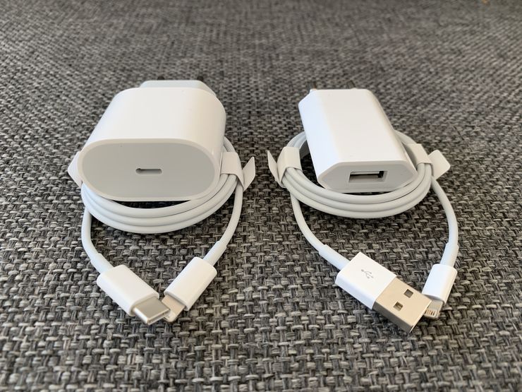 Vasemmalla iPhone 11 Pron ja Pro Maxin mukana tuleva 18 watin laturi. iPhone 11:n myyntipakkauksessa on edelleen vanha tuttu 5 watin laturi.