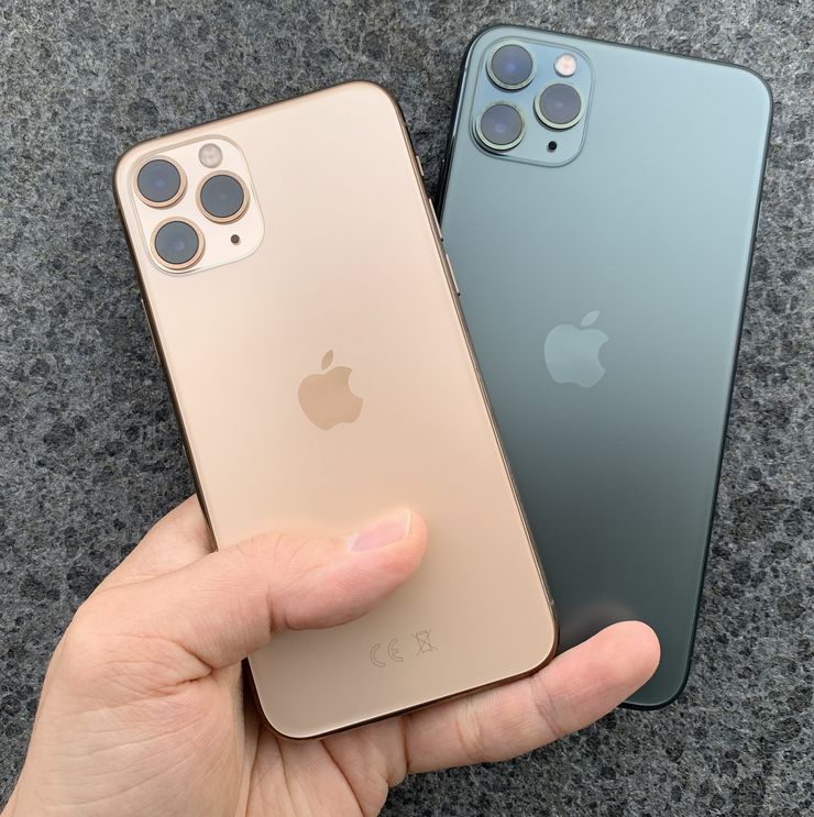 Kultavärinen iPhone 11 Pro ja keskiyönvihreä iPhone 11 Pro Max. Takana huomion kiinnittävät nyt kolme takakameraa, minkä lisäksi takalasi on nyt viimeistelty mattapintaiseksi.
