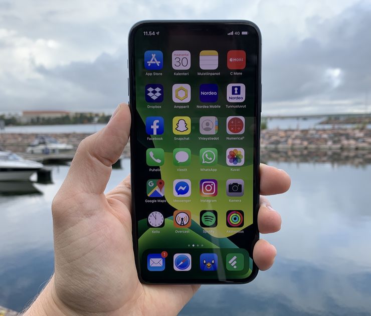 iOS 13 -käyttöjärjestelmä sisältää monia uudistuksia mutta iPhonen helppokäyttöisyys ja samalla tietty rajoittuneisuus ovat edelleen läsnä.